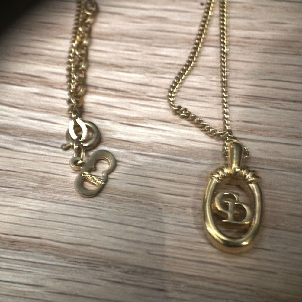 Christian Dior Vintage Gold Plated Oval CD Logo Pendant Necklace - Picture 4 of 6